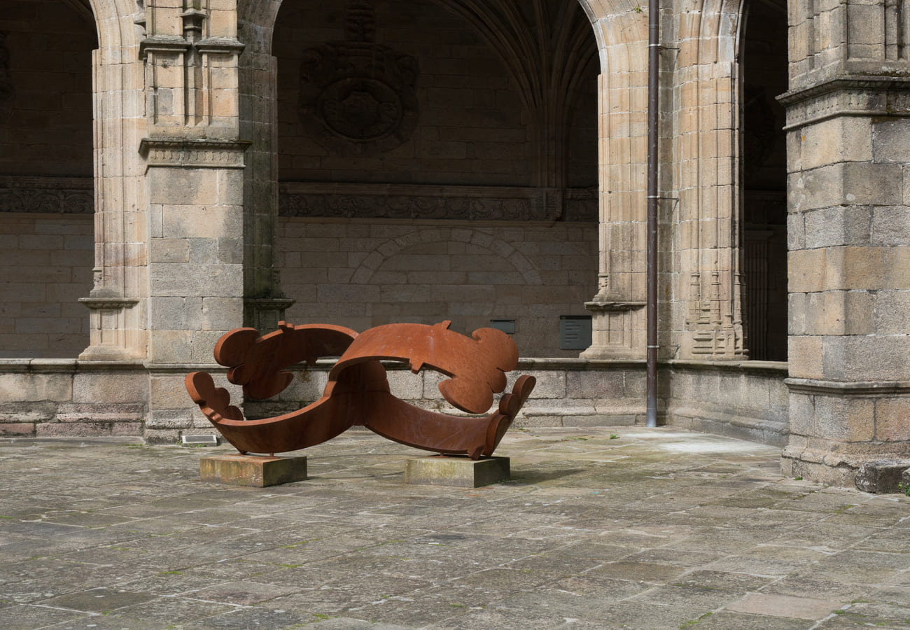Una escultura contemporánea de acero corten conmemora el 800 aniversario de la consagración .