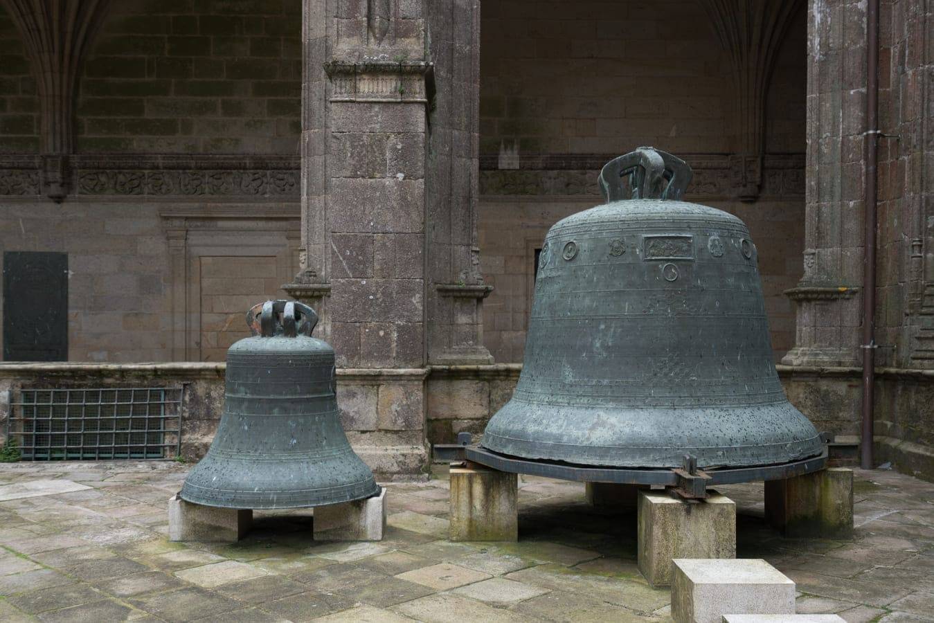 Las campanas del siglo XVIII que marcaban horas y cuartos en la Torre del Reloj están hoy en el claustro de la catedral, puesto que se dañaron con el uso y fueron sustituidas.