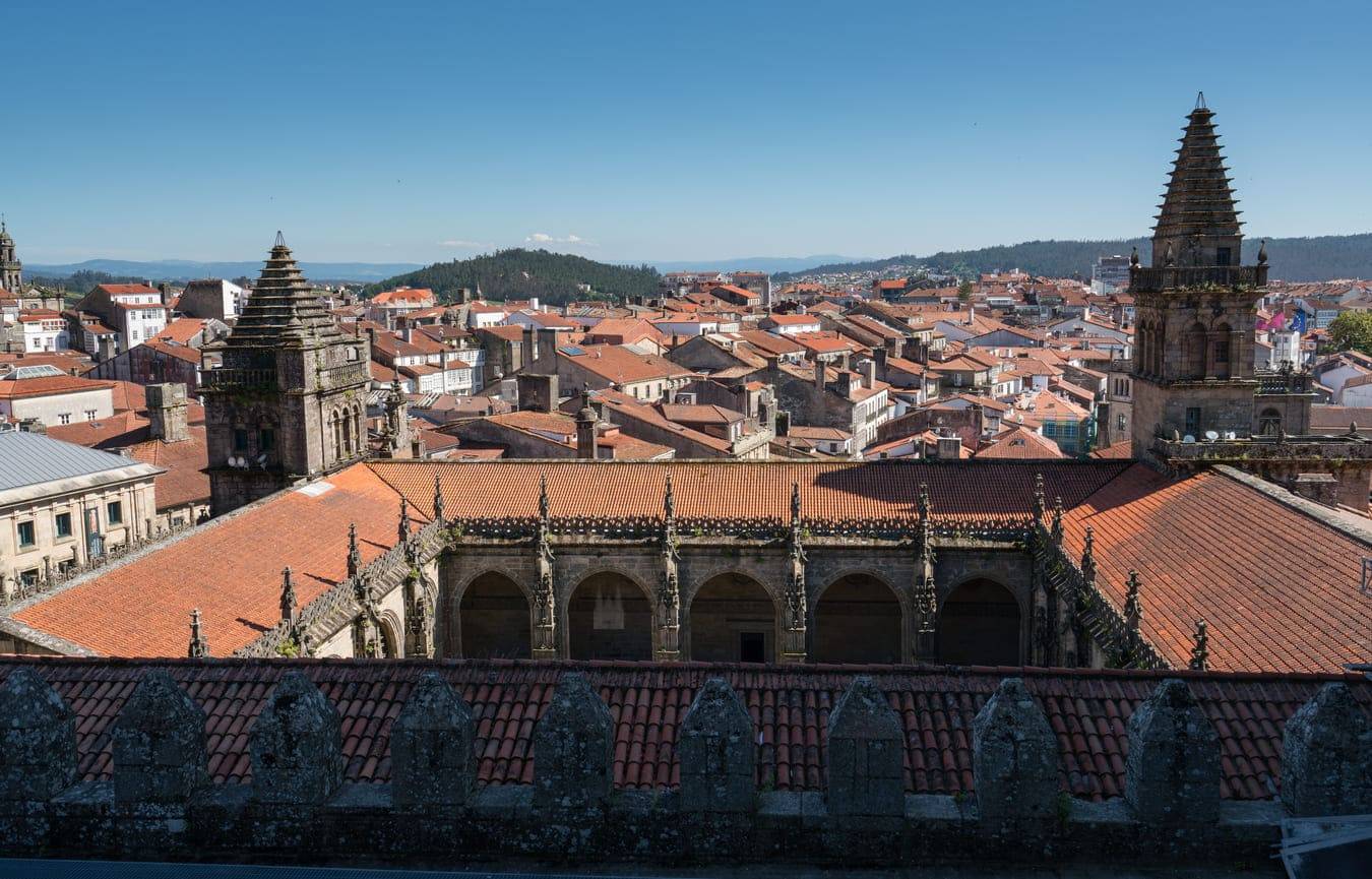 Vista general del claustro plateresco desde las cubiertas de la catedral. 