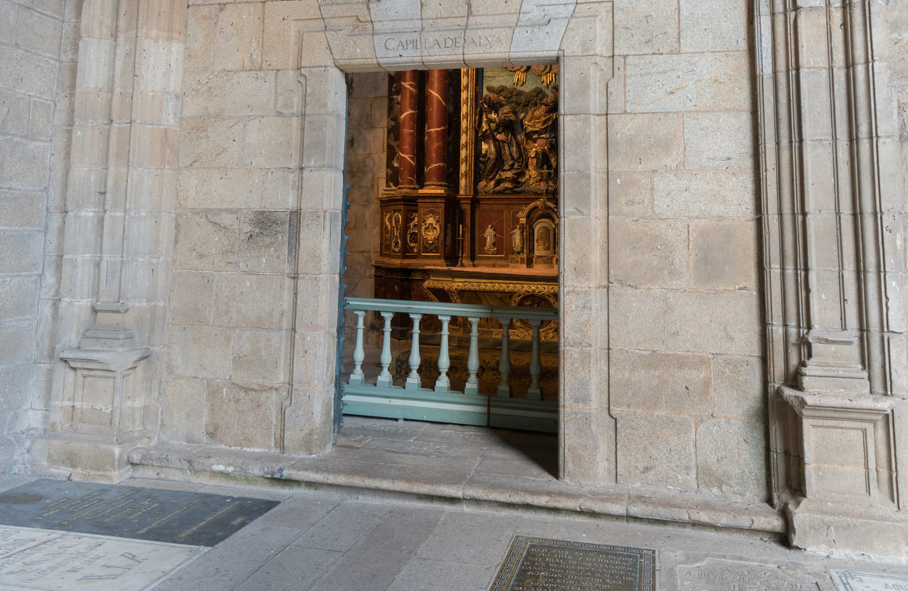 Capilla de Alba. Entrada desde el claustro.