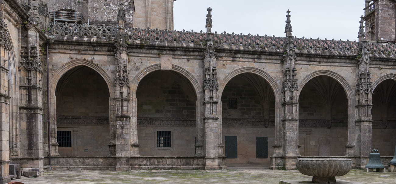 Cada tramo está reforzado por contrafuertes exteriores adornados con pináculos