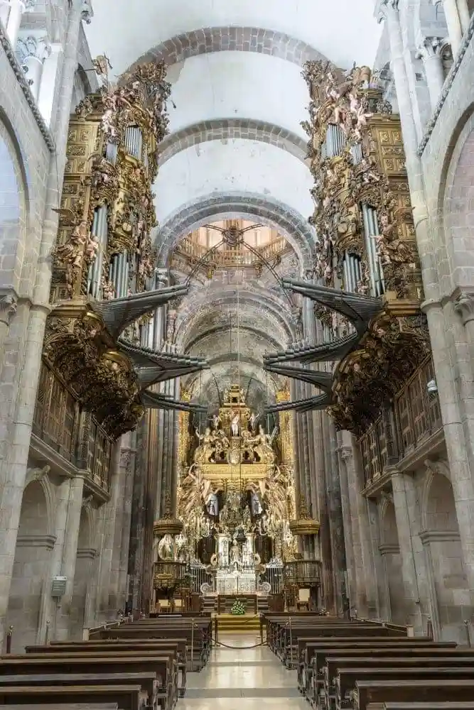 Aspecto de los dos retablos barrocos de los órganos con sus tubos hacia la nave central