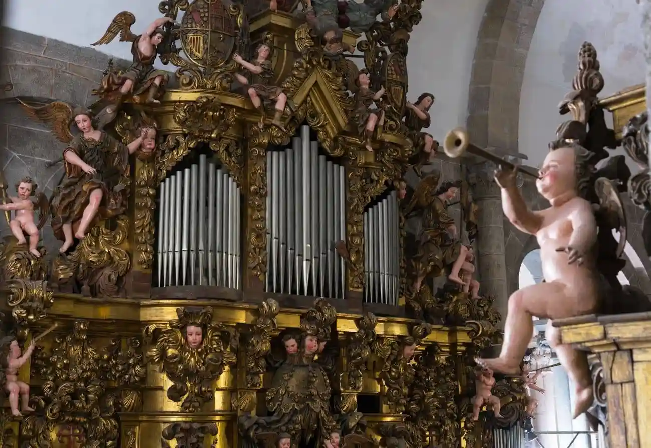 Los órganos. Detalle de uno ángel músico tocando la trompa