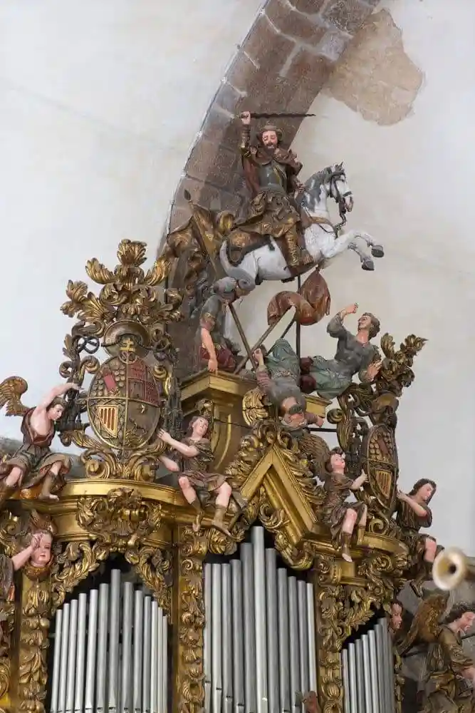 Los órganos. Detalle del Santiago Matamoros del remate del retablo norte
