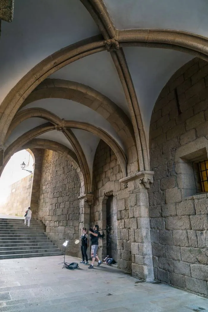 El pasadizo bajo el salón de ceremonias del Palacio de Gelmírez une la plaza del Obradoiro con la Fachada de la Azabachería.
