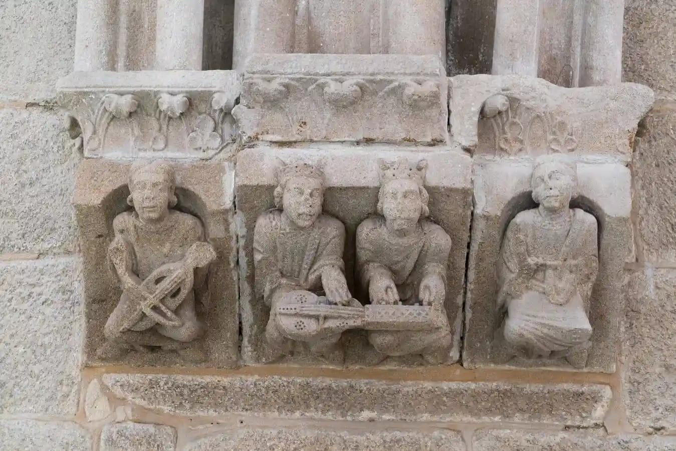 Detalle de uno de los capiteles del “Salón de ceremonias” del Palacio de Gelmírez.