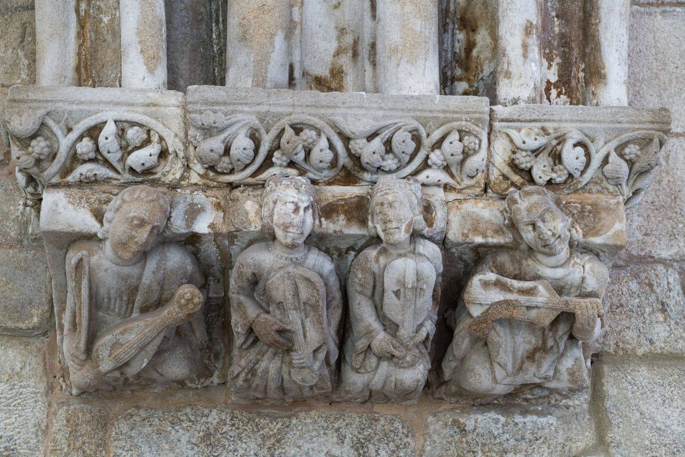 Detalle de uno de los capiteles del “Salón de ceremonias” del Palacio de Gelmírez.