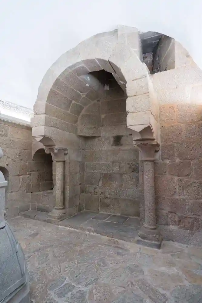 Cocina del Palacio de Gelmirez, detalle del gran hogar con bóveda de cañón.