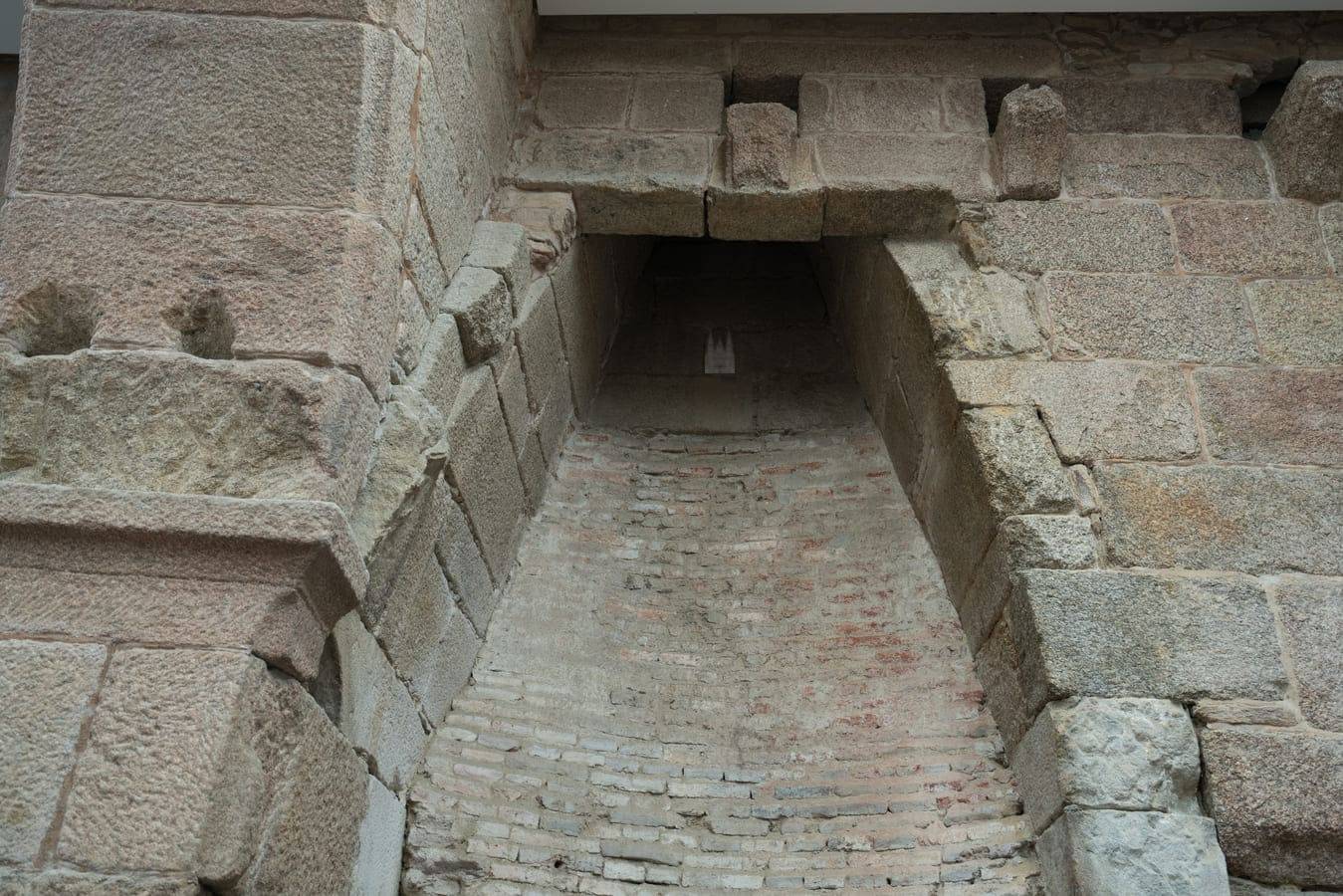  En esta sala, ya del siglo XIV, se ven restos de muros del primer momento constructivo del Palacio.