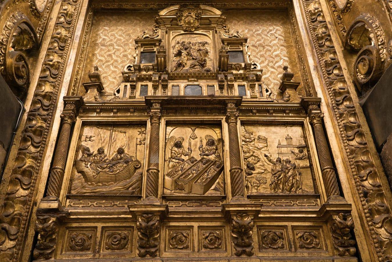 Retablo del trasaltar de la capilla mayor. Detalle de los relieves con la historia del Apóstol