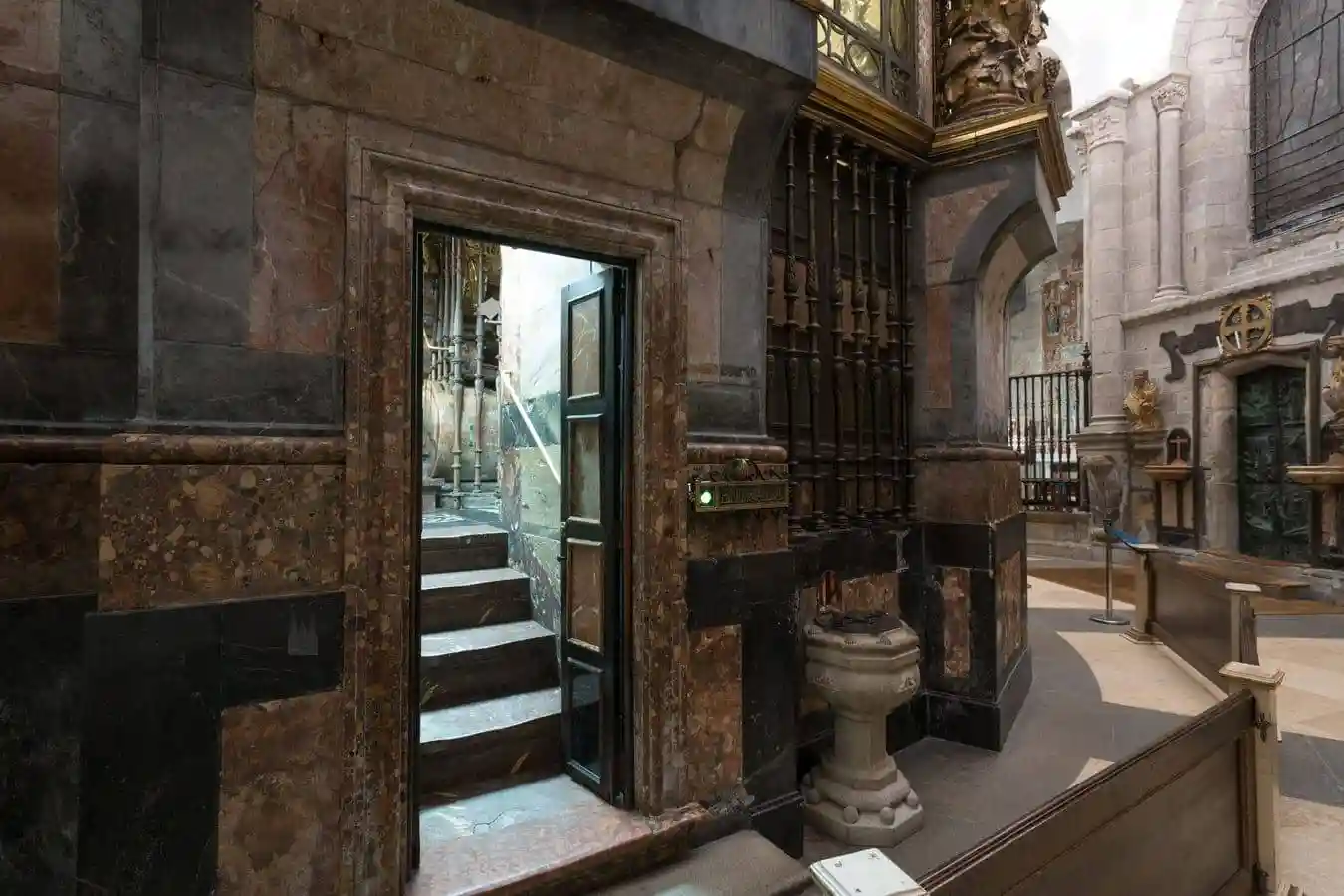 Puerta de acceso a las escaleras del abrazo. Se abren a la girola de la catedral