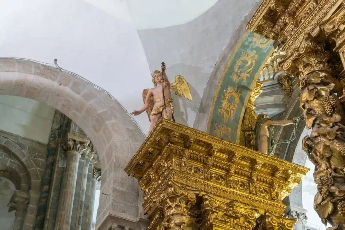Detalle de uno de los ángeles sobre las columnas salomónicas del cierre de la capilla mayor