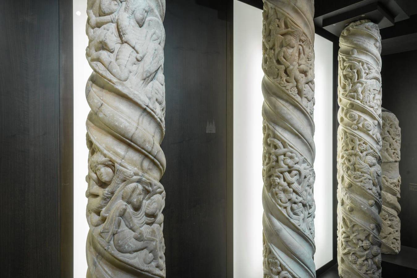Detalle de varias columnas de fuste entorchado procedentes de la primitiva fachada románica de la Azabachería.