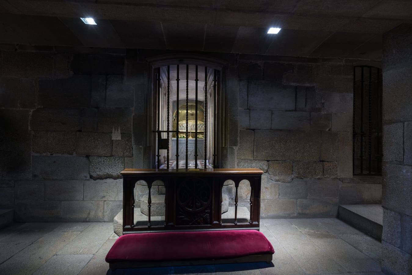 La cripta apostólica. Los muros del mausoleo romano y su distribución sufrieron alteraciones desde la edad media hasta la definitiva cripta del XIX. Al fondo, la urna.