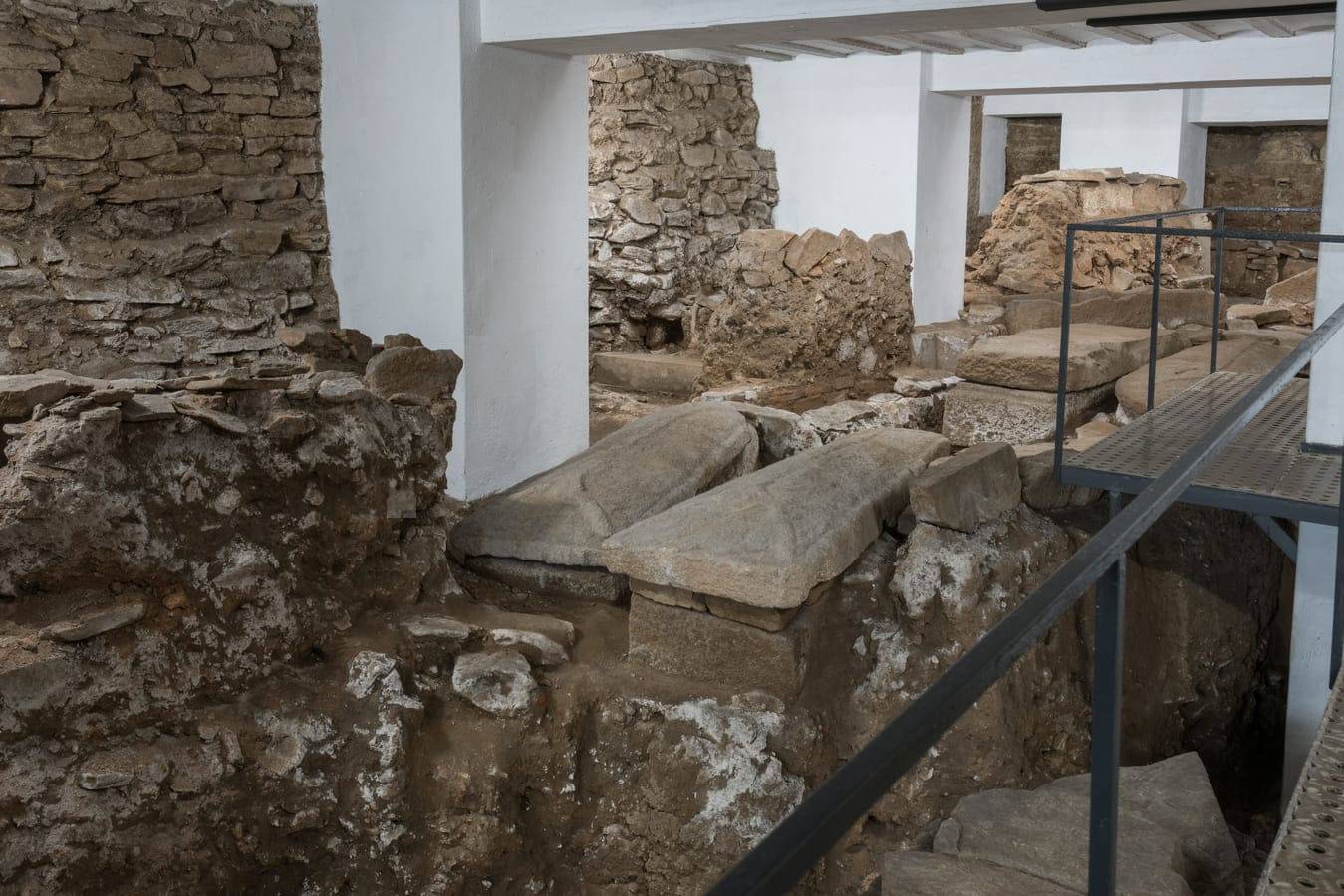Vista general de las excavaciones arqueológicas bajo la nave mayor de la catedral.