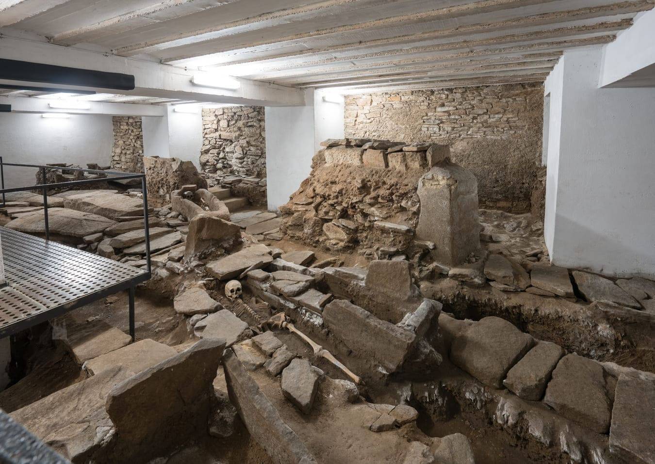 Vista general hacia el lado Este de las excavaciones bajo la nave mayor de la catedral.