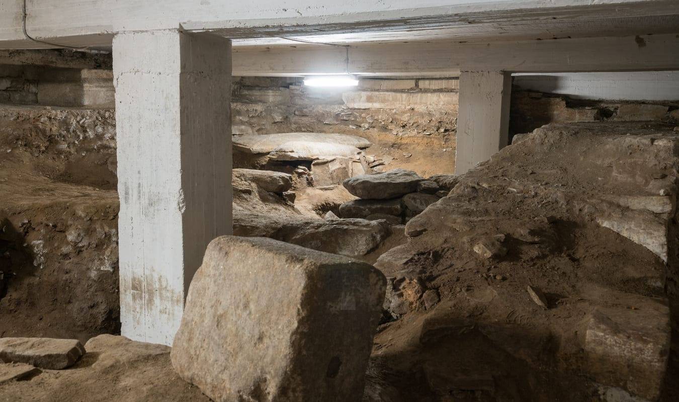 Excavaciones arqueológicas de la nave mayor. Vista general y restos de muros