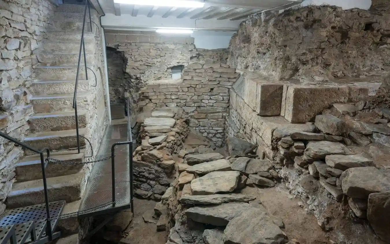 Al fondo, el muro que separa las excavaciones de la cabecera de la cripta del Pórtico de la Gloria.