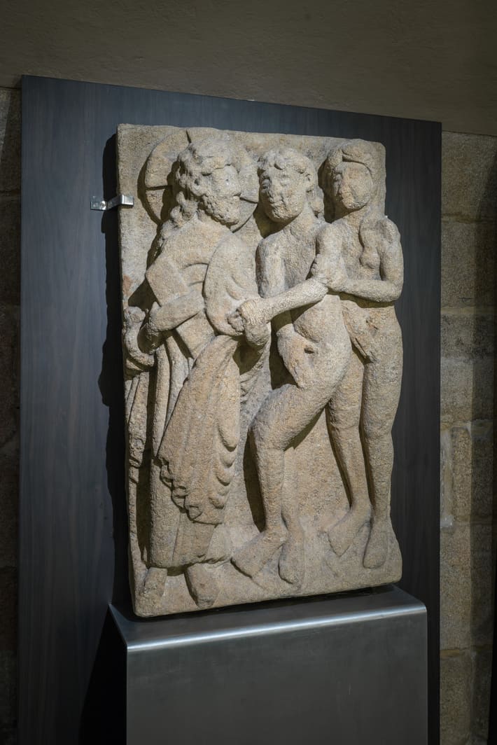 Museo de la Catedral. Placa con relieve de la Reconvención de Adán y Eva. Primer cuarto del XII, procede de la primitiva fachada románica de la Azabachería