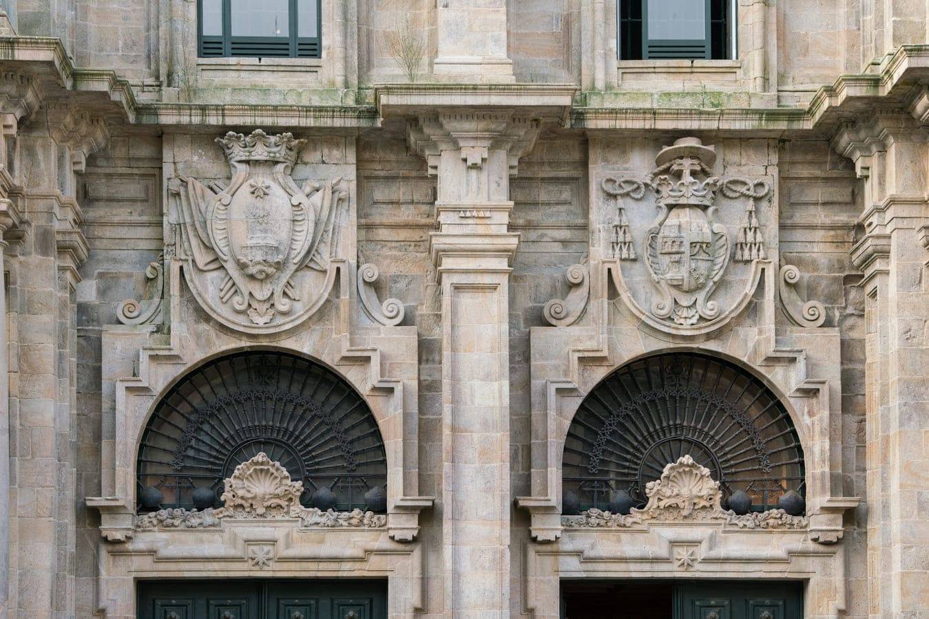 Fachada de la Azabachería. Detalle sobre las puertas en el primer cuerpo de la fachada.