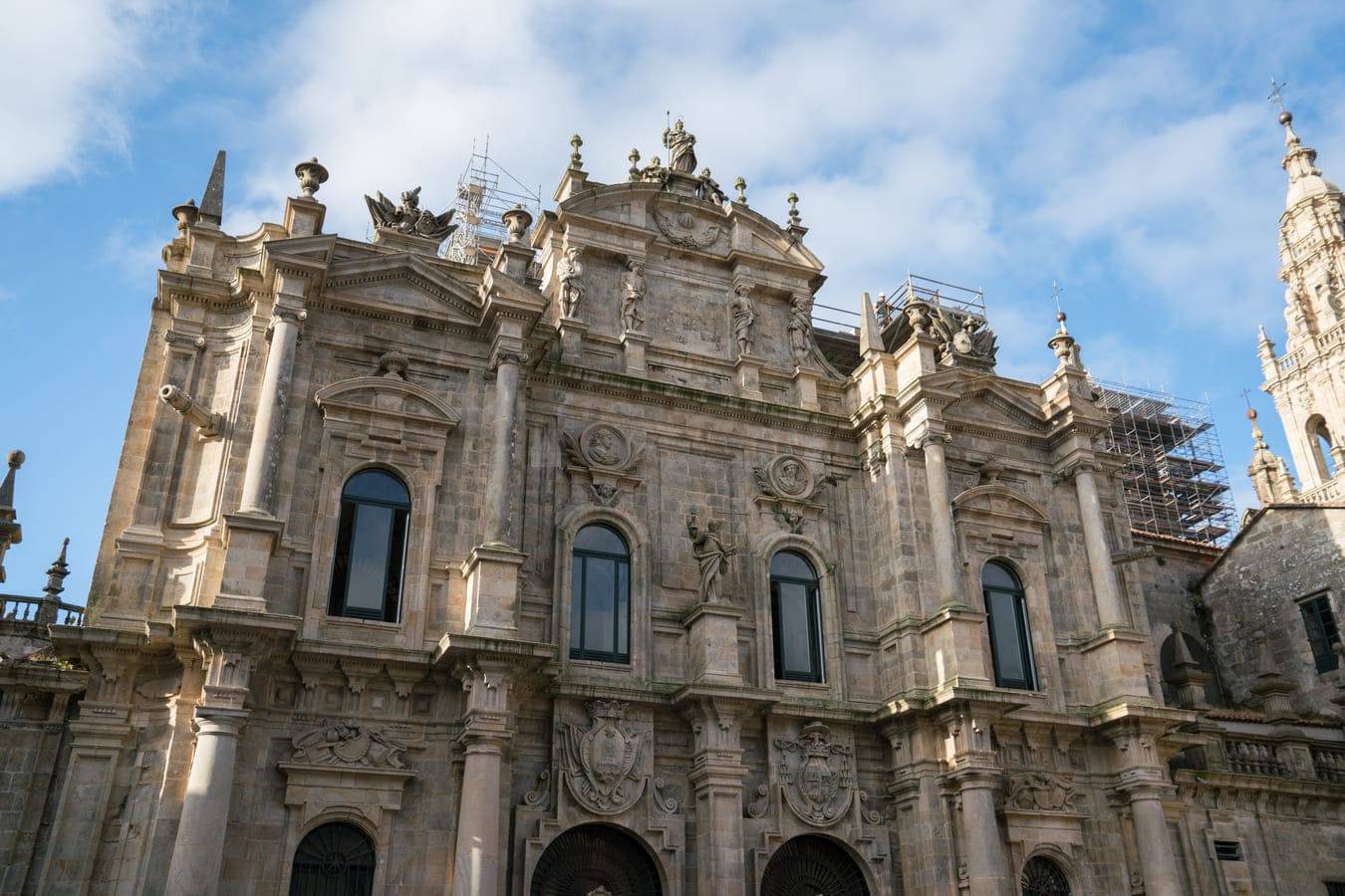 Según se avanzaba hacia arriba en su construcción, el proyecto inicial se va modernizando en clave neoclásica.