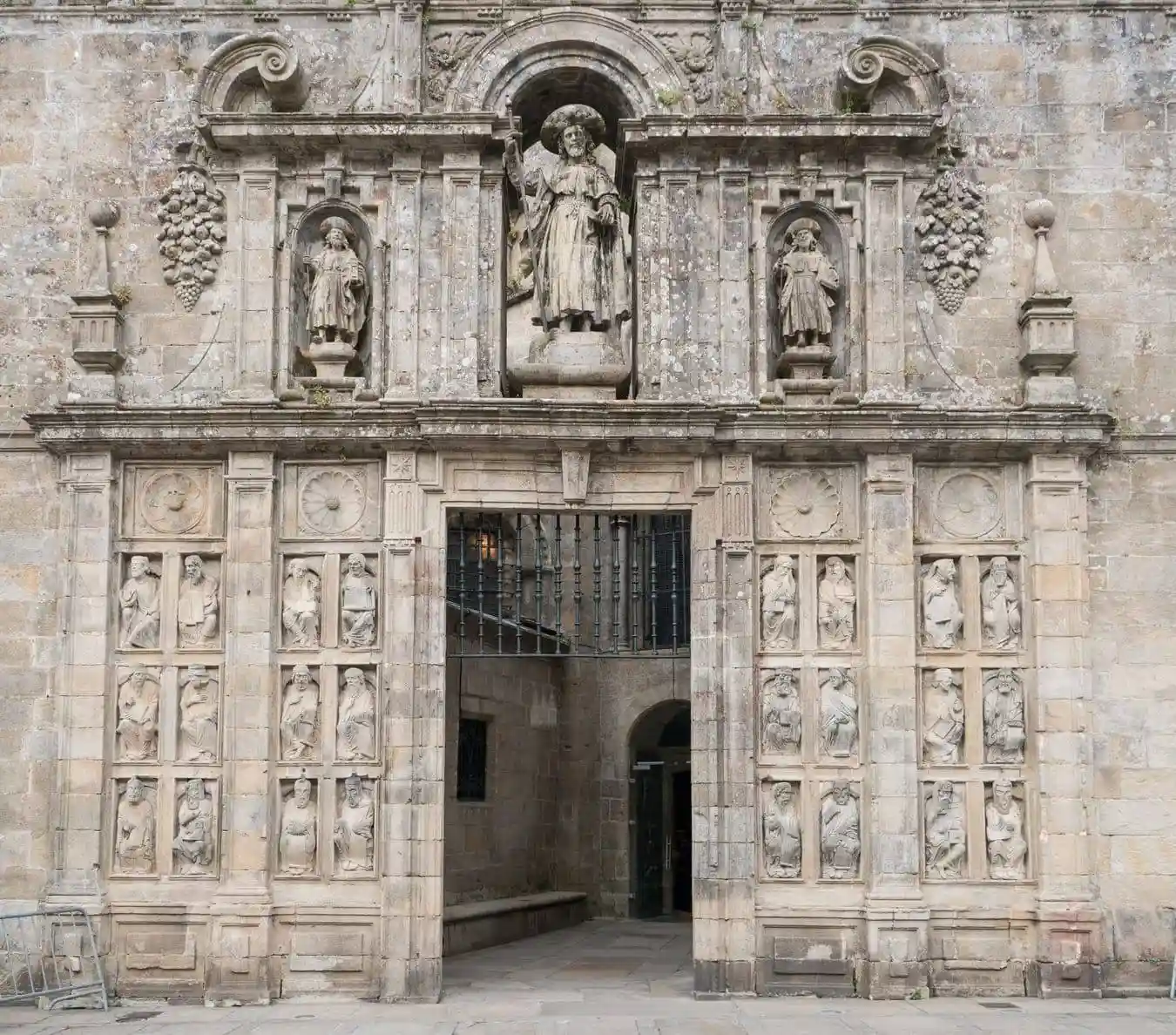 En la fachada de la Quintana, un –retablo- pétreo con hornacinas y piezas medievales del maestro Mateo rodean la Puerta.