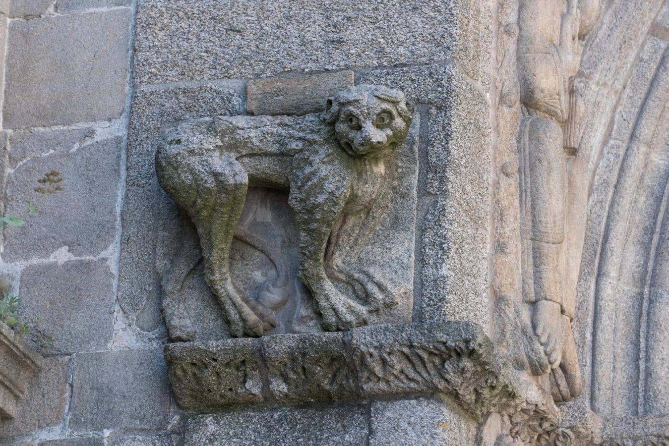 Fachada de las Platerías. Leones de los laterales de las puertas de entrada a la catedral