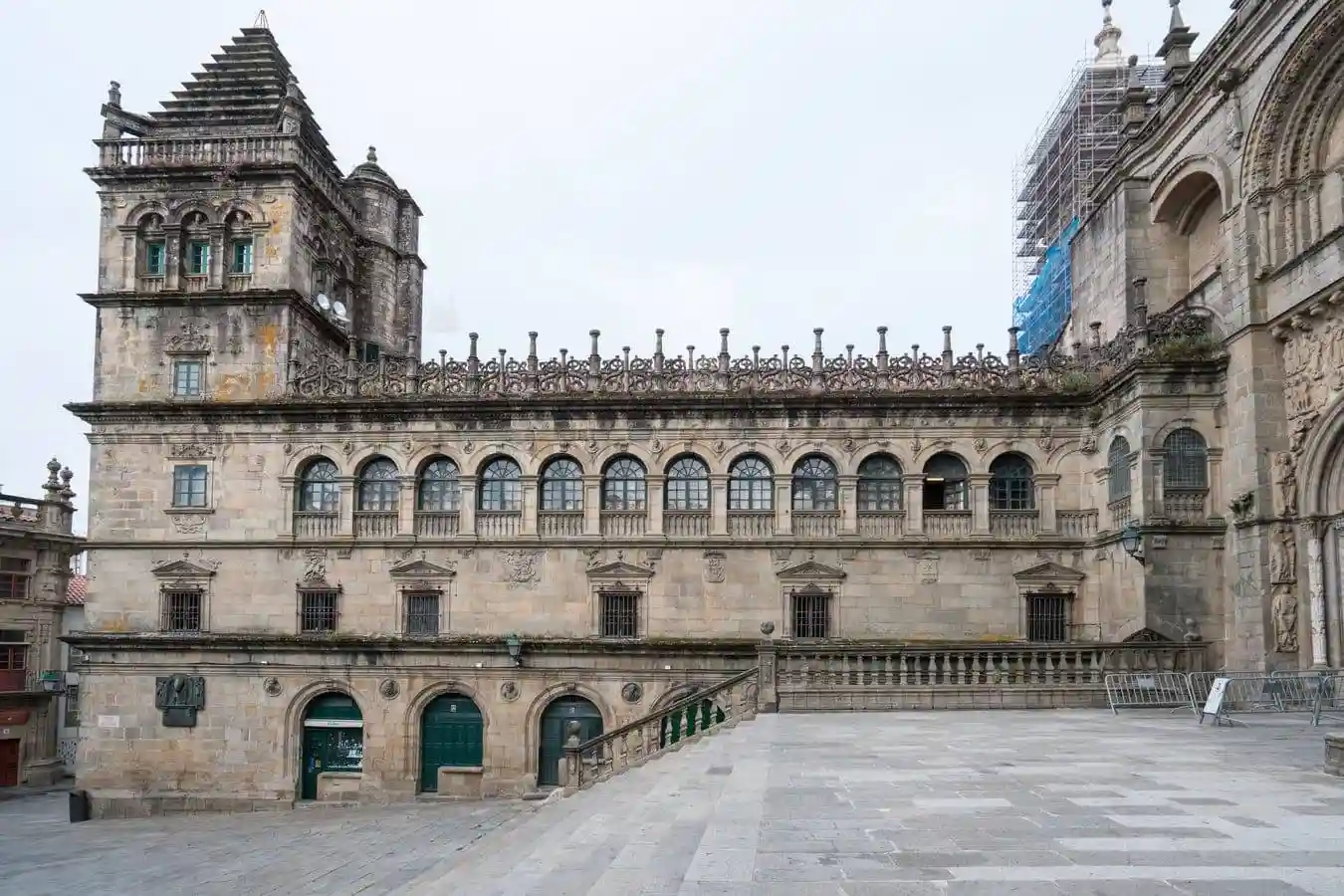 Fachada del edificio del Tesoro junto a la de las Platerías, con su aspecto palaciego trazado por Rodrigo Gil de Hontañón