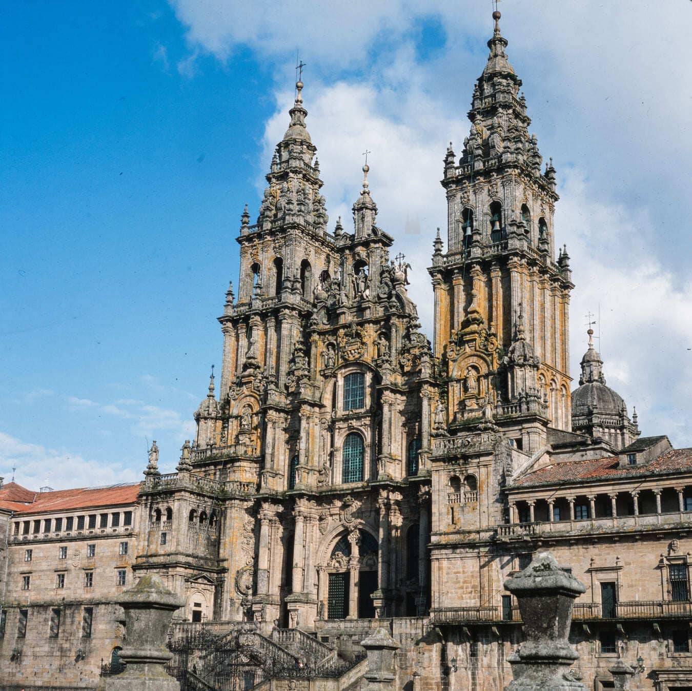 Vista general de la fachada barroca del Obradoiro. Ésta es una de las fotos más repetidas de Compostela e incluso de España.