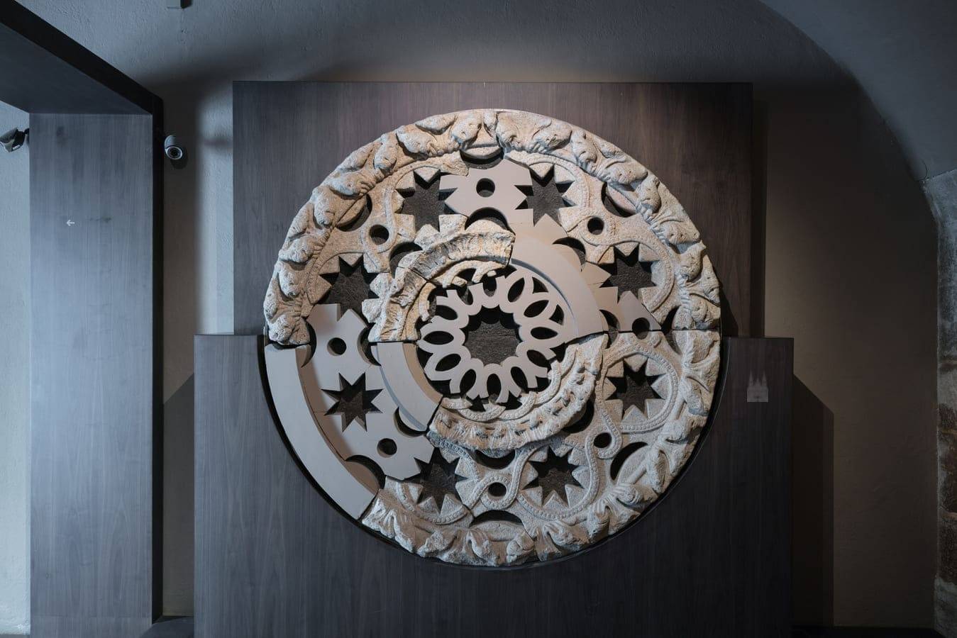 Fragmento de la parte central del gran rosetón del centro de la antigua fachada románica del Obradoiro