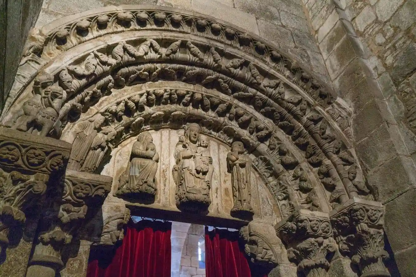El tímpano de la Corticela, antaño la fachada de la iglesia al exterior, presenta una Epifanía.