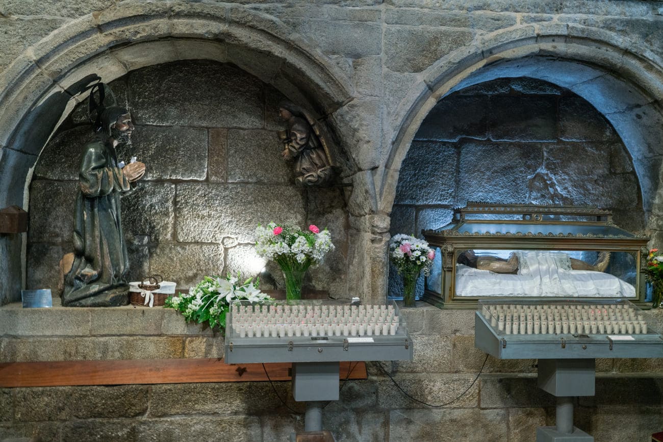 Interior de la Corticela. Dos arcosolios en los muros acogen hoy imágenes posteriores