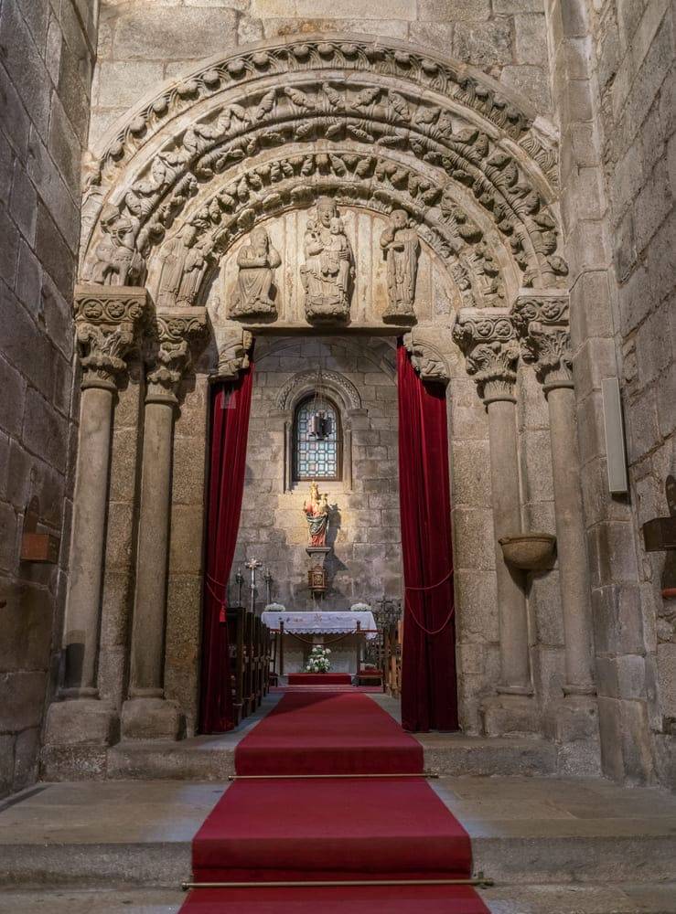 Corticela. Vista de la fachada, antiguamente abierta a una estrecha calle entre esta iglesia y la catedral.