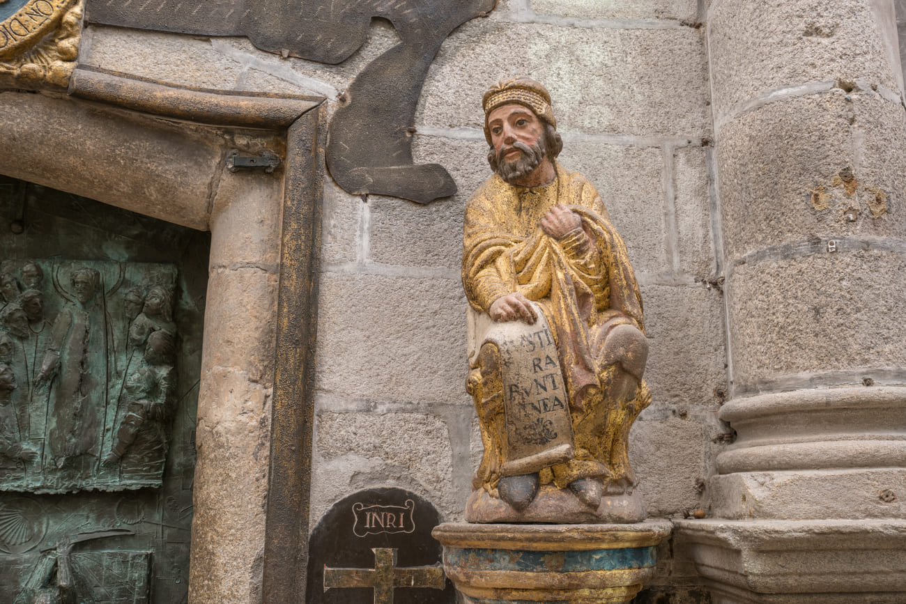 Detalle de uno de los personajes bíblicos procedentes del cierre exterior del Coro del Maestro Mateo