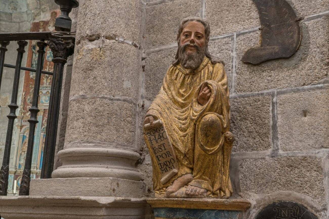 Detalle de uno de los personajes bíblicos procedentes del cierre exterior del Coro del Maestro Mateo