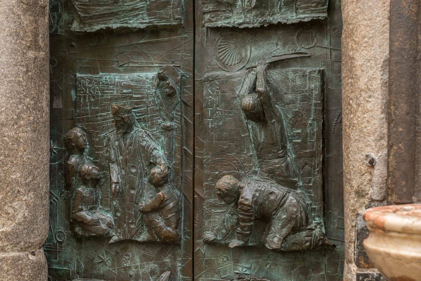 Detalle de algunos relieves de la Puerta Santa de 2004. La predicación de Santiago y su martirio