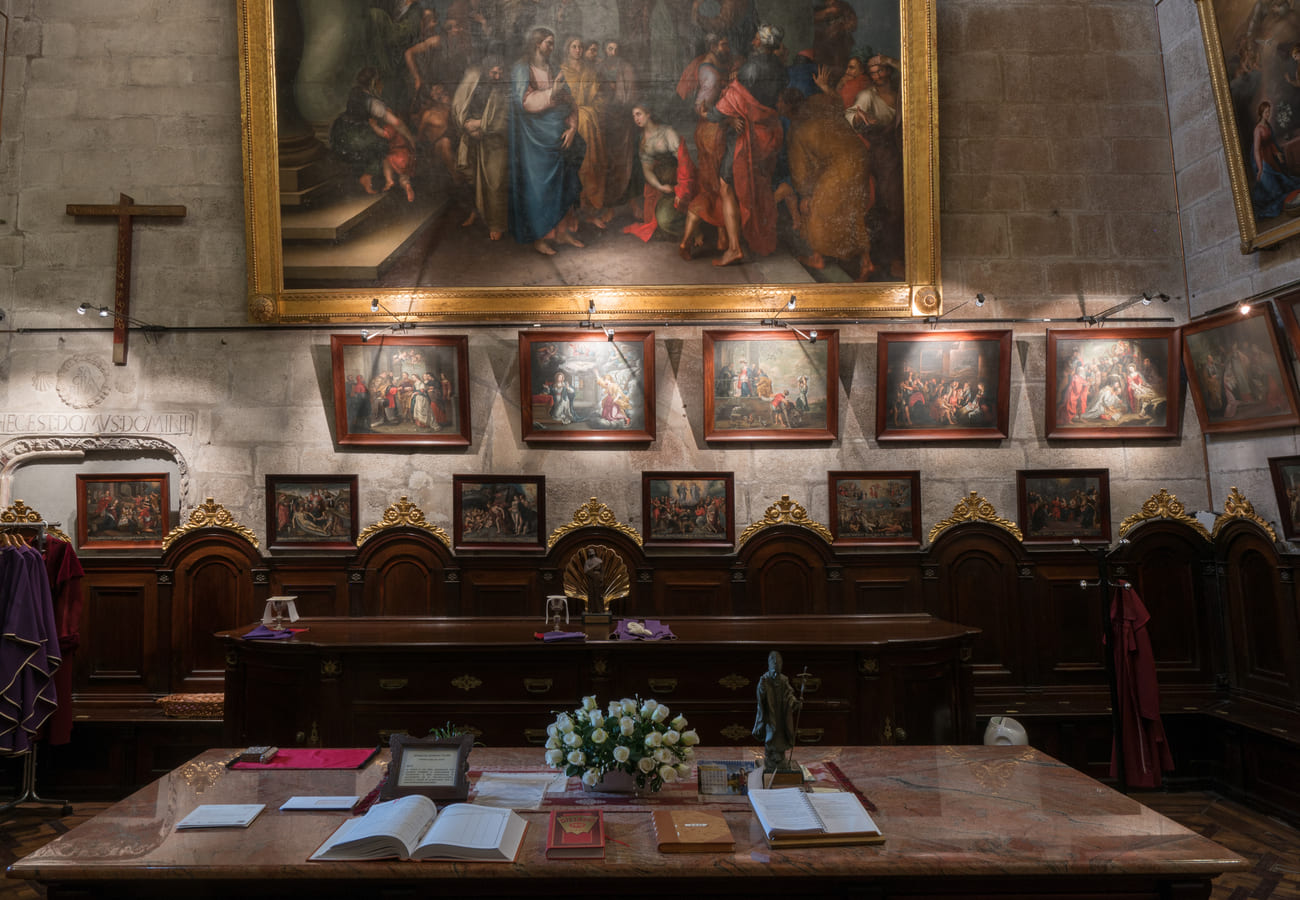 En la Sacristía un gran lienzo y otros más pequeños pertenecientes a un Vía Crucis.