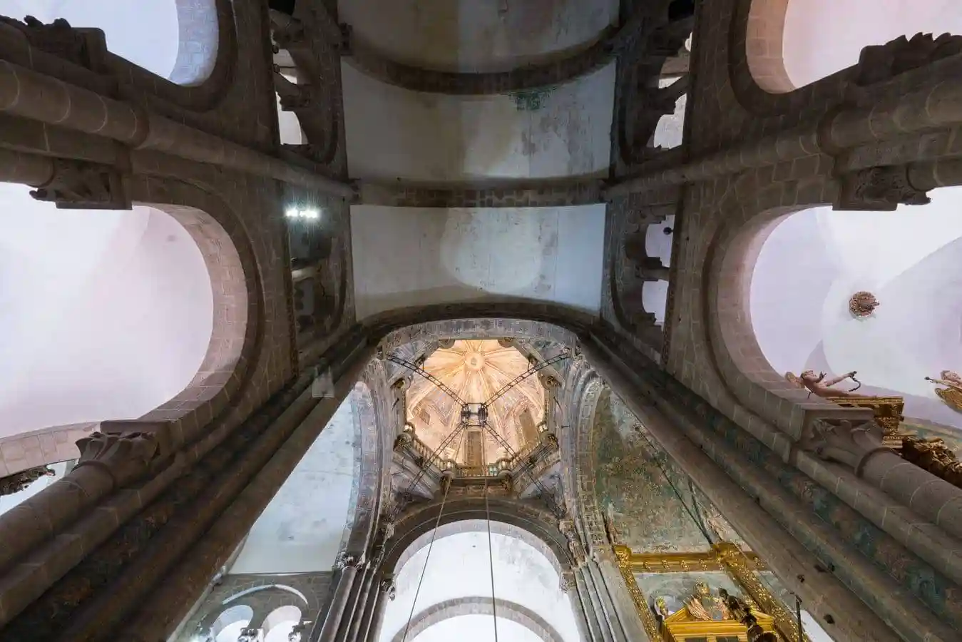Vista desde abajo del cimborio, la bóveda de cañón de la nave central y de los brazos del transepto. 