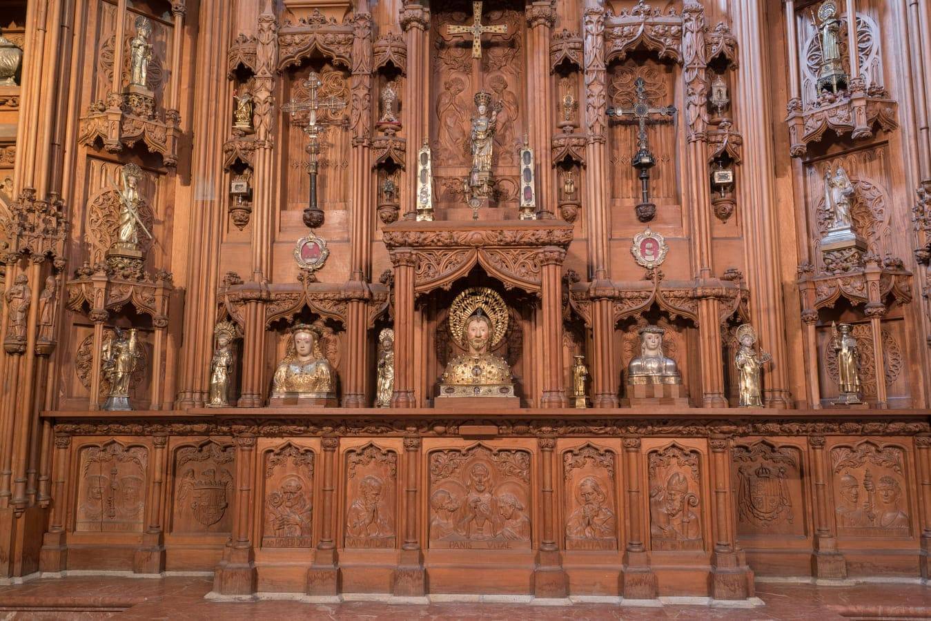 Retablo de las Reliquias. Entre otros, vemos aquí el busto relicario de Santiago Alfeo y el de Sta. Florina. 