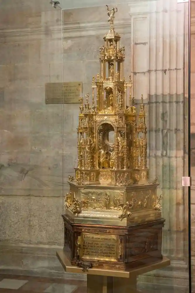 Custodia procesional de Antonio de Arfe. 1539-1545. Plata sobredorada y esmaltes
