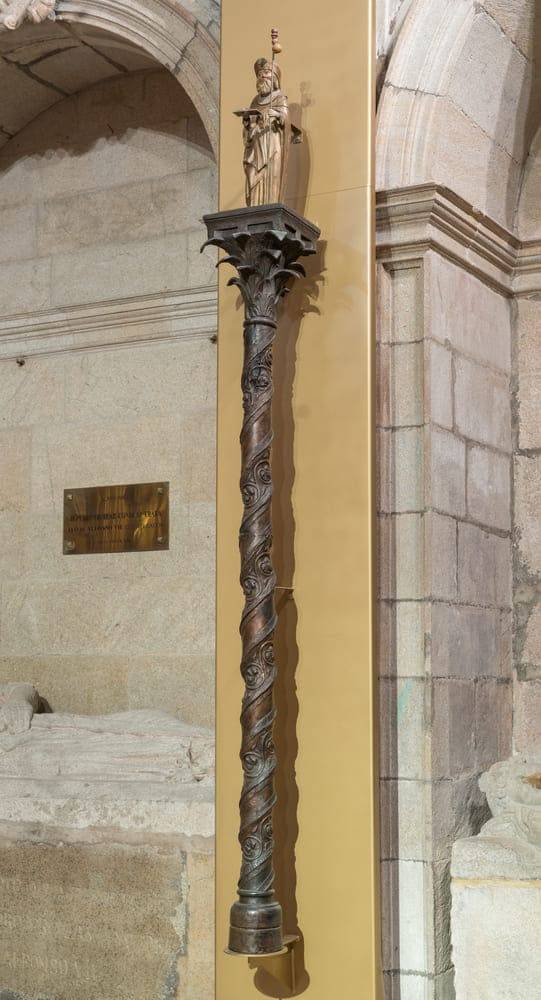 Capilla de las Reliquias. Columna de bronce del siglo XII que, según la tradición