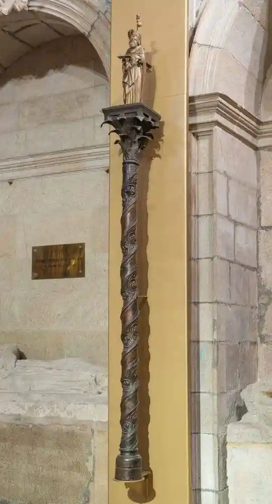 Capilla de las Reliquias. Columna de bronce del siglo XII que, según la tradición