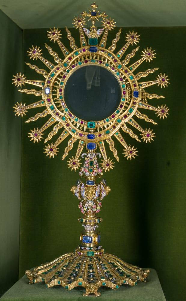 Custodia de Juan de Figueroa. Escuela de Salamanca, 1702. Oro, piedras preciosas y esmaltes.
