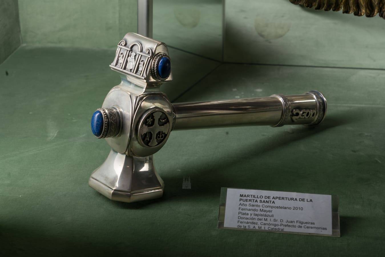 Martillo de plata y lapislázuli para el ritual de apertura de la Puerta Santa. Mayer. Taller compostelano, 2010.