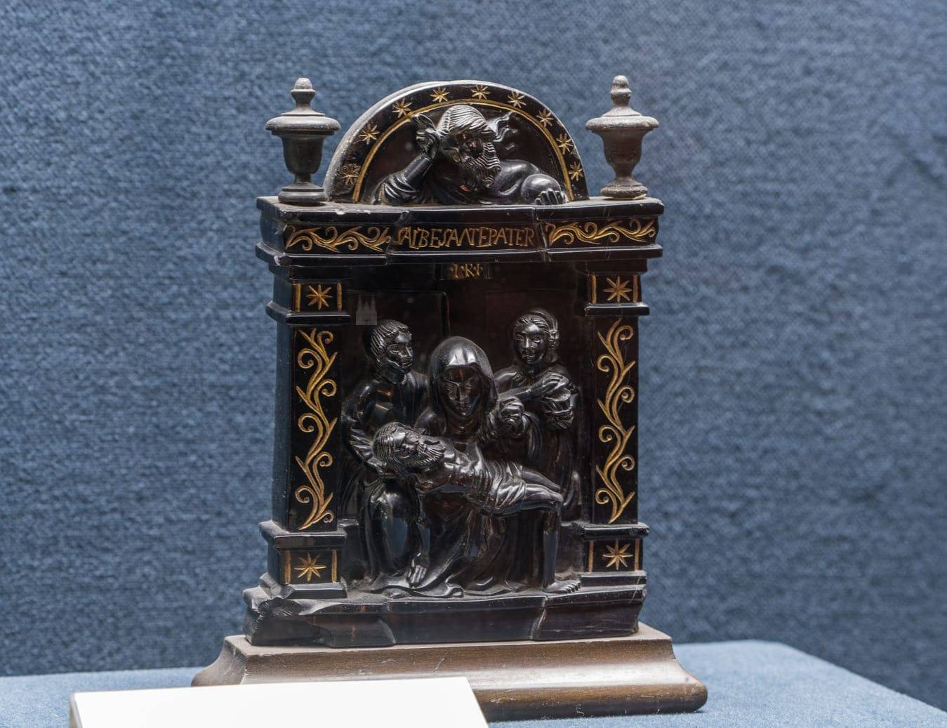 Portapaz de azabache y madera. Escuela compostelana, siglo XVI.