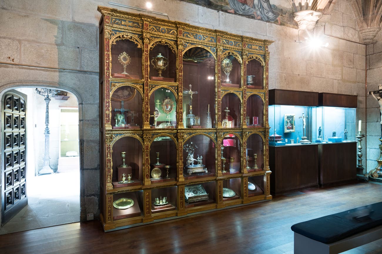Capilla de San Fernando. Relicario-cajonada para reliquias de Cornielis de Holanda. Siglo XVI.