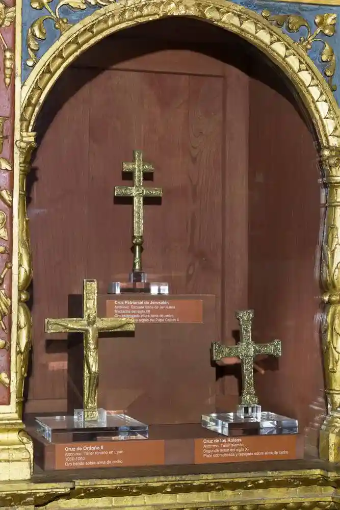 Cruz de Ordoño II,Cruz Patriarcal de Jerusalén con un Lignum Crucis y Cruz de los Roleos