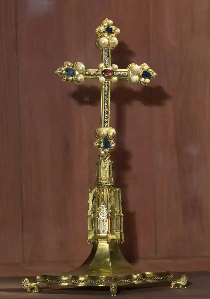 Cruz de las Perlas. Taller parisino del último tercio del XIV. Oro, plata sobredorada, gemas, perlas y esmaltes.