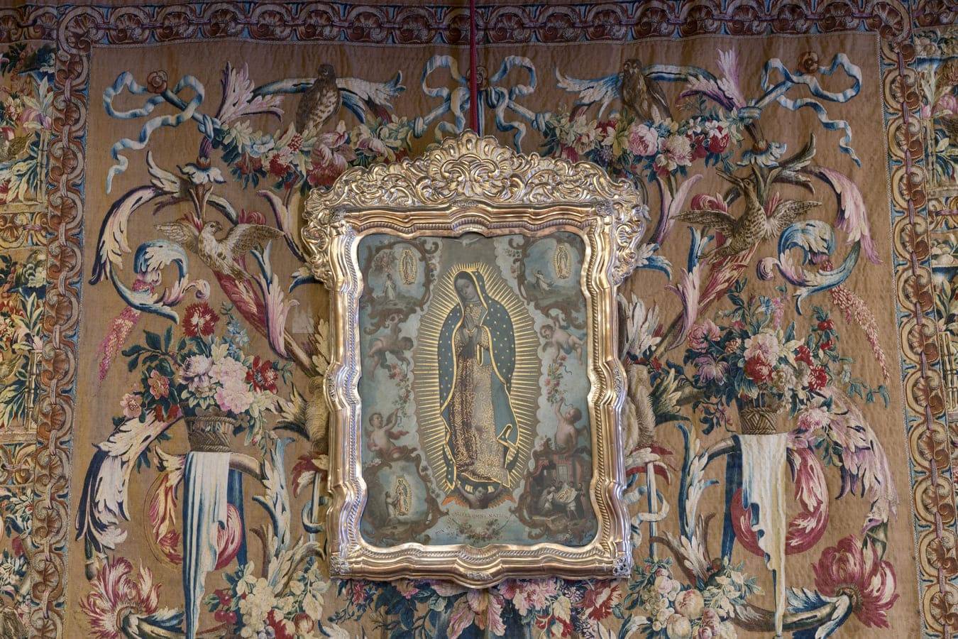 Tras la mesa presidencial en la sala capitular, un cuadro de la Virgen de Guadalupe del pintor mexicano Juan Patricio Morlete, de 1769