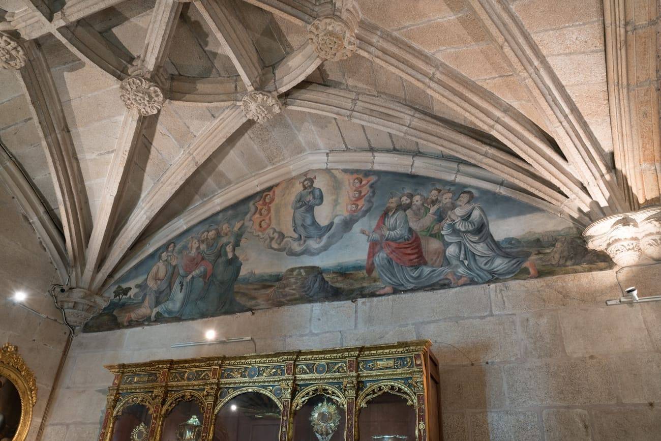 Pinturas murales representando la Ascensión y la Asunción de María, que aún se conservan, de Pedro Noble.